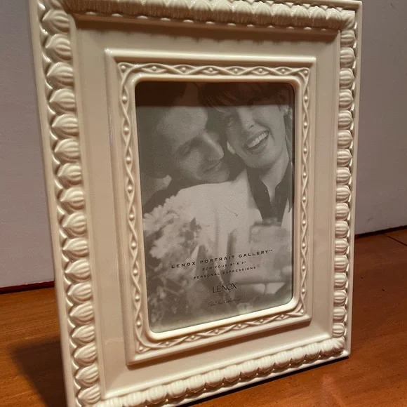 NWT LENOX Portrait Gallery 5x7 Ceramic Frame Ivory - Picture 2 of 6